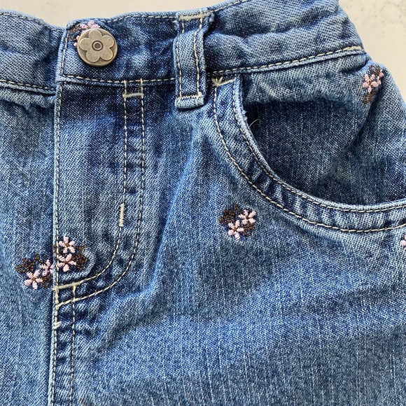 Carter’s Kids jeans with embroidered pink flowers size 18 months - Picture 2 of 4
